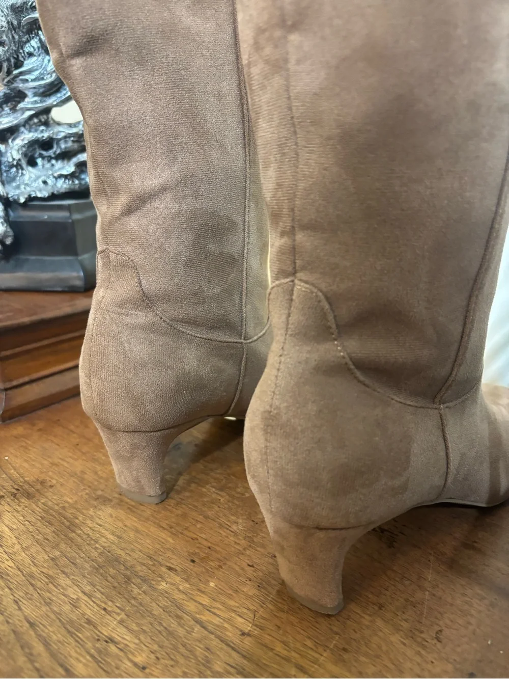 Luka by BILLINI Taupe Faux Suede Knee High Boots Pointed Toe Size 8 New Like